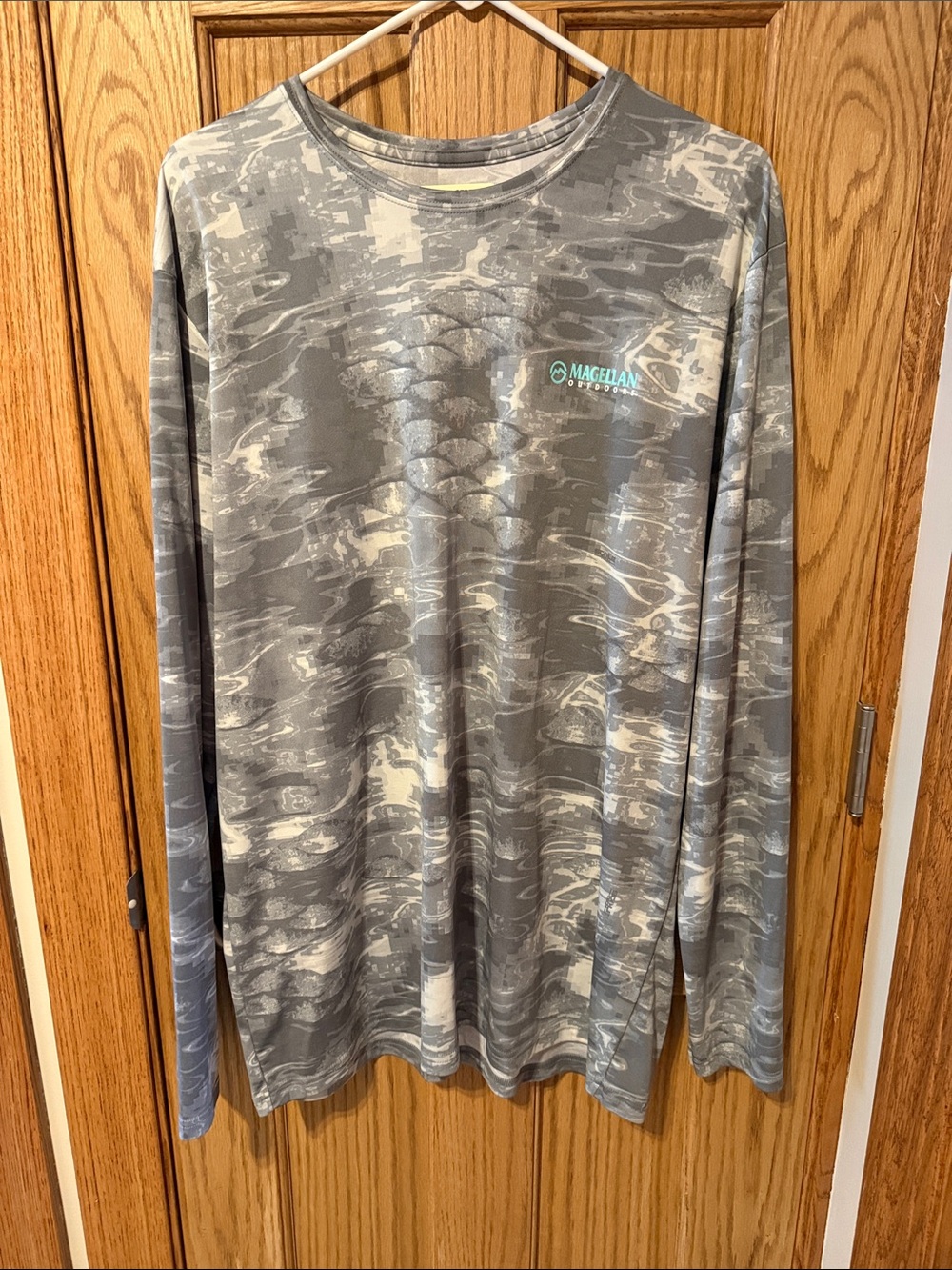 Magellan Outdoors Men's Gray Camo Long-Sleeve Performance Fishing/Sun Tee